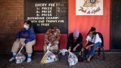 People check the food parcels they have just received by Meals on Wheels in Brapkan, Ekurhuleni, on July 6, 2020. - As Gauteng province&#039;s COVID-19 coronavirus infection rate soared to 63 404 positive cases on Sunday 5 July, Meals on Wheels South Afri