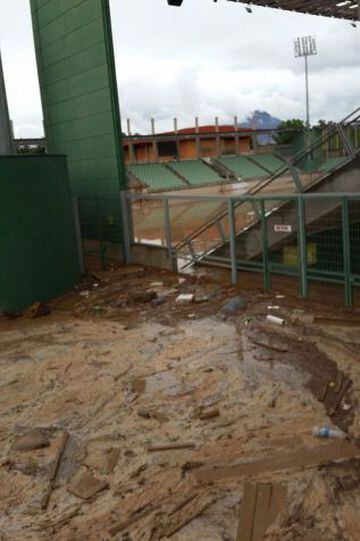 El estadio Luis Valenzuela Hermosilla con agua y barro que ni siquiera permite ver su cancha sintética. Los escombros se acumularon en las afueras del recinto.