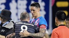 Sagan Tosu&#039;s Fernando Torres, center right, and Vissel Kobe Andres Iniesta, center left, hug ahead of their J-League first division soccer match, in Tosu, western Japan, Friday, Aug. 23, 2019. Friday&#039;s match is Torres&#039; last match. (Nozomu Endo/Kyodo News via AP)