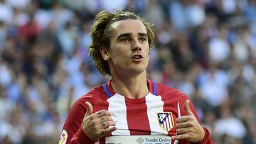 Atletico Madrid&#039;s French forward Antoine Griezmann celebrates after scoring a goal during the Spanish league football match Real Madrid CF vs Club Atletico de Madrid at the Santiago Bernabeu stadium in Madrid on April, 8, 2017. / AFP PHOTO / PIERRE-P