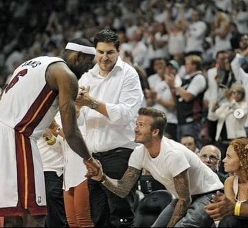 Beckham tiene un gusto por los deportes desde pequeño. Ha ido a ver la NBA en primera fila, aquí saludando a LeBron James