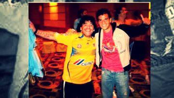 ¿Y por qué no? Maradona también usó la camiseta de Tigres, rival de Rayados. En esta imagen posó con Sebastián 'Chamagol' González.