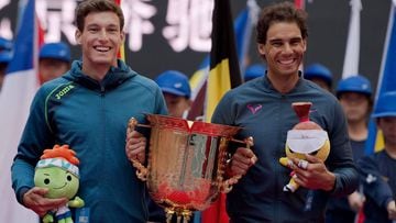 Rafael Nadal y Pablo Carre&ntilde;o, con el trofeo.