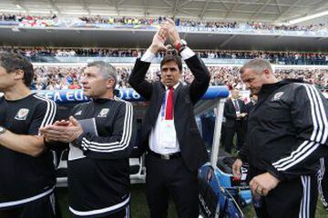 Wales boss Chris Coleman (centre) ahead of the match.