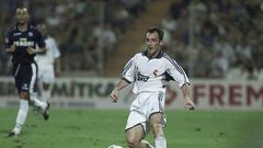 Llegó en la temporada 2000 al Real Madrid como uno de los estandartes electorales de Lorenzo Sanz. Después de dos años sin apenas oportunidades, se  marchó al Racing cedido.

