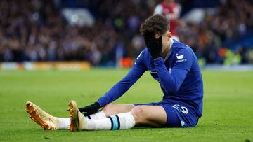 Kai Havertz, jugador del Chelsea, se lamenta en el suelo por un fallo en un partido.