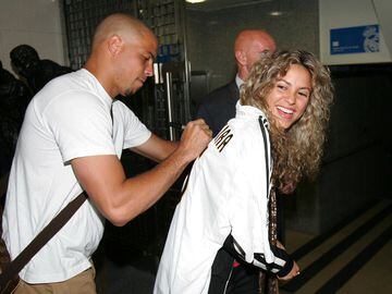 Ronaldo firma una camiseta a Shakira después del derbi entre Real Madrid y Atlético el 21 de mayo de 2005.