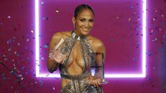 Jennifer Lopez con sus dos premios Billboard Latino 2017