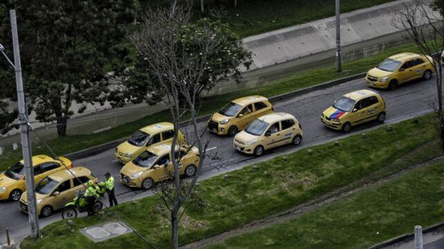 Taxistas bloquean estaciones de TransMilenio sobre la Calle 26 