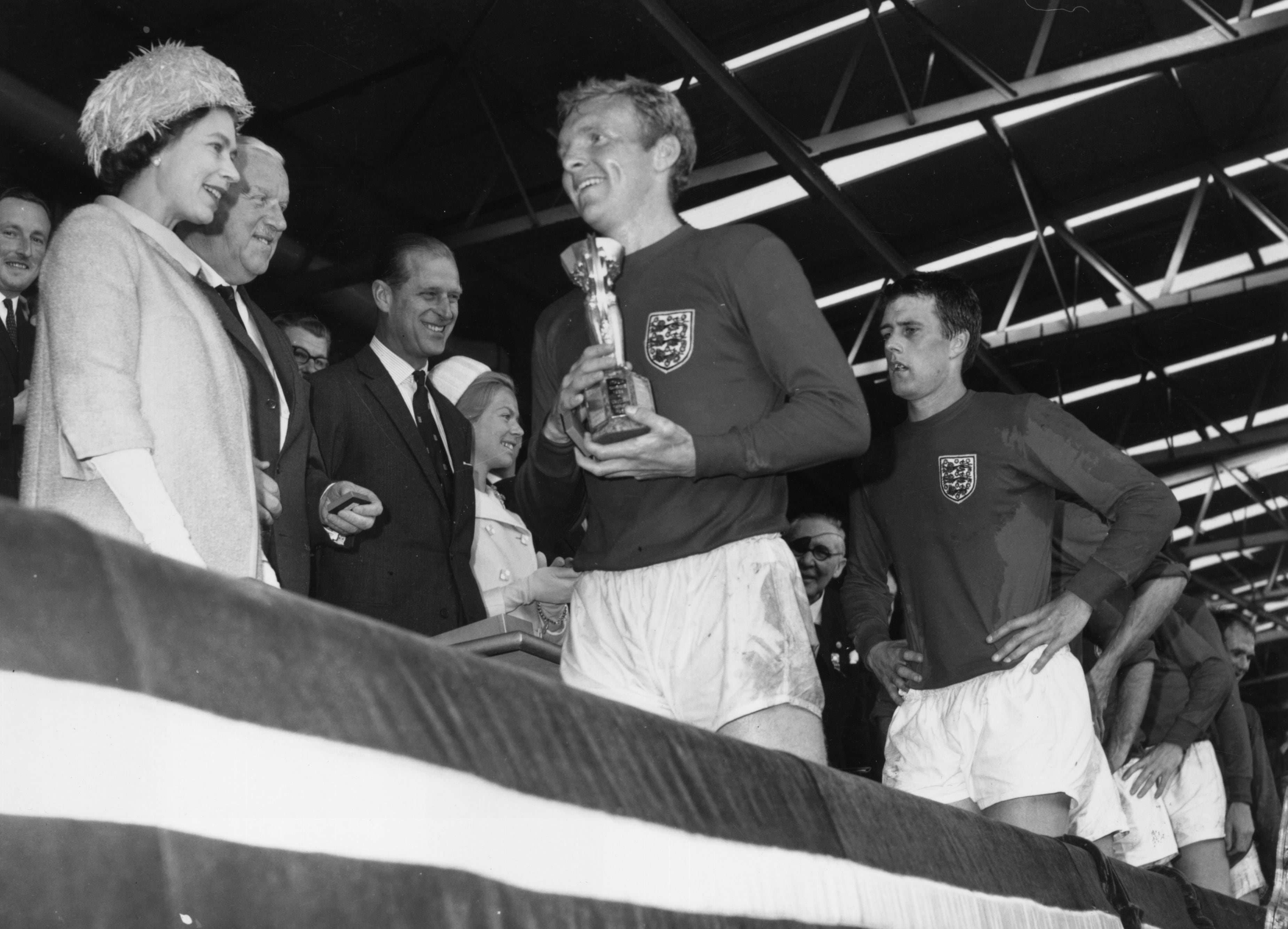 Bobby Moore con la Copa del Mundo de 1966 delante de Isabel II. 
 