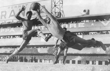The original sweeper-keeper, Carrizo was voted the best South American keeper of the 20th century by the IFFHS. Noted for his ability to start attacks from the back and leave his area, which was unusual at the time, the River Plate keeper was part of the 
