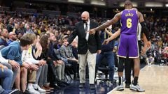 LeBron James explot&oacute; despu&eacute;s de que una pareja de aficionados de los Indiana Pacers lo insultara en el duelo ante los Lakers. Ambos terminaron expulsados del encuentro.