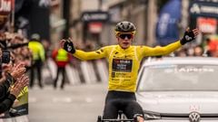 Jonas Vingegaard, ciclista danés del equipo Visma-Lease a Bike, llega vencedor a meta en la tercera etapa de O Gran Camiño en Ribadavia (Ourense).