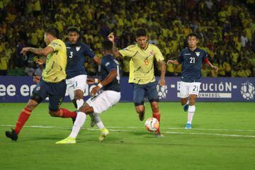 La Selección Colombia Sub 23 enfrentó a la de Ecuador en el Preolímpico de la categoría en el estadio Centenario de Armenia. El juego terminó 4-0 a favor de los dirigidos por Arturo Reyes.