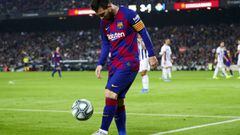 Leo Messi controla el bal&oacute;n durante el partido de Liga Santander entre el F.C. Barcelona y el Real Valladolid en el Camp Nou.