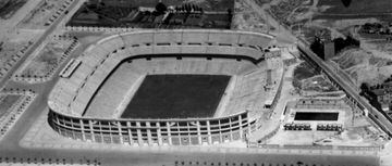 Las obras del Nuevo Estadio de Chamartín se acabaron a lo largo del año 1947 y se inauguró el día 14 de diciembre de 1947, en partido amistoso entre Real Madrid y Os Belenenses de Portugal. A la derecha de la imagen se puede observar lo que hoy es La Esquina.

