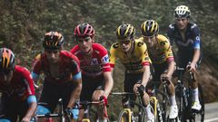 Sepp Kuss, Jonas Vingegaard y Primoz Roglic, del equipo Jumbo, durante la 17ª etapa de la Vuelta a España, entre Ribadesella y el Angliru.