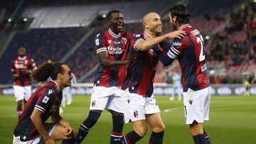 Jugadores del Bolonia celebran el primero gol ante el Cagliari durante un partido de Serie A.