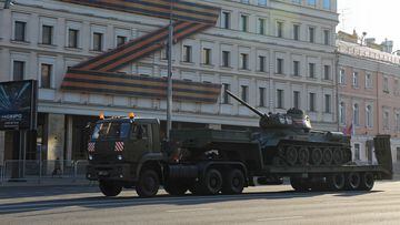 A truck transports a T-34 Soviet-era tank past the symbol "Z" placed in support of the Russian armed forces involved in the country's military campaign in Ukraine before a military parade on Victory Day, which marks the 78th anniversary of the victory over Nazi Germany in World War Two, in Moscow, Russia May 9, 2023. REUTERS/Evgenia Novozhenina
