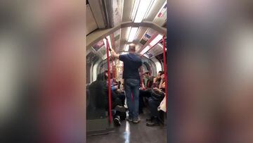 Persona racista agrede a mujer y los pasajeros reaccionan