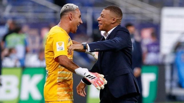 Mbappé shows his sadness after the departure of Keylor Navas from PSG
