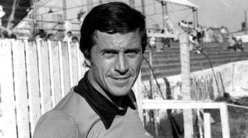 Zaguero central entre los años 1967 y 1978, 'Maestro' Tabárez desarrolló su carrera principalmente en el fútbol uruguayo. Pese a no ganar títulos, mostraba en cancha características de liderazgo que con el paso del tiempo llevaría a la faceta de DT.