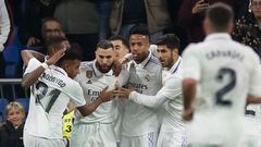Los jugadores del Madrid celebran el tercer gol blanco.