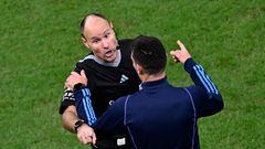 Argentina's coach #00 Lionel Scaloni (R) argues with Spanish referee Antonio Mateu after assistant coach Walter Samuel received a yellow card during the Qatar 2022 World Cup quarter-final football match between The Netherlands and Argentina at Lusail Stadium, north of Doha on December 9, 2022. (Photo by PATRICIA DE MELO MOREIRA / AFP)