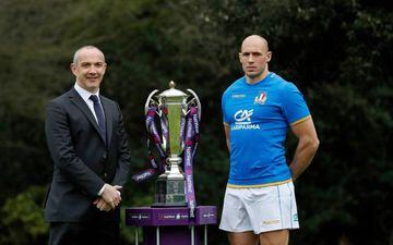 Italy's coach Conor O'Shea (L) and captain Sergio Parisse pose with the trophy during the 6 Nations Launch event in west London on January 24, 2018.