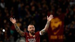 Roma&#039;s Italian midfielder Daniele De Rossi is acknowledged by fans during his farewell to Roma after 18 years at his home-town club at the end of the Serie A football match Roma vs Parma on May 26, 2019 at the Olympic Stadium in Rome. (Photo by Filippo MONTEFORTE / AFP)