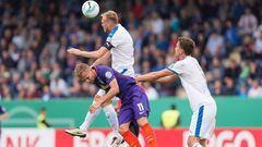 707. Lotte (Germany), 21/08/2016.- Bremen&#039;s Lennart Thy (front) vies for the ball with Lotte&#039;s Gerrit Nauber (back) and Matthias Rahn (R) during the DFB German soccer cup match between SF Lotte and Werder Bremen at FRIMO&nbsp;stadium in Lotte, Germany, 21 August 2016.  (EMBARGO CONDITIONS - ATTENTION: Due to the accreditation guidlines, the DFB does NOT&nbsp;permit the publication and utilisation of of sequence photos on the internet and in online media during the match (including half-time.)(EMBARGO CONDITIONS: The DFB&nbsp;only permits the publication and utilisation of photos on mobile radio devices (especially MMS) and via DVB-H and DMB after the match.) (Alemania) EFE/EPA/GUIDO KIRCHNER