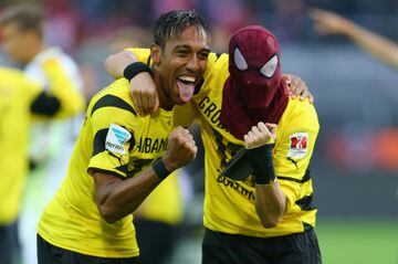 Aubameyang y Kevin Grosskreutz, con una máscara de Spiderman, celebran un gol con el Borussia Dortmund en 2014.