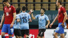 Uruguay vence a República Checa gracias a Suárez y Cavani