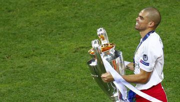 Pepe, con la Und&eacute;cima Copa de Europa conquistada por el Real Madrid en Mil&aacute;n.