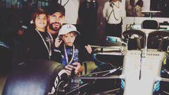 Gerard Piqu&eacute; con sus dos hijos, Milan y Sasha, en el box de Mercedes del Gran Premio de Espa&ntilde;a en Montmel&oacute;.