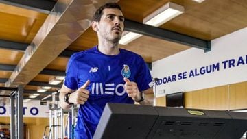 El guardameta espa&ntilde;ol del Oporto, Iker Casillas, entrenando en el gimnasio.