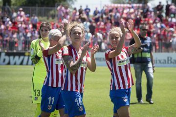 Las jugadoras del Atlético de Madrid celebran el triunfo como campeonas de la Liga Iberdrola de fútbol femenino, por primera vez en su historia.