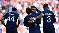 Messi y Mbappé se abrazan durante el partido