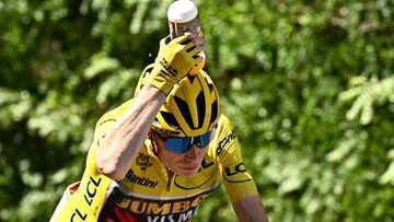 Jonas Vingegaard se refresca durante la infernal 15ª etapa del Tour de Francia.