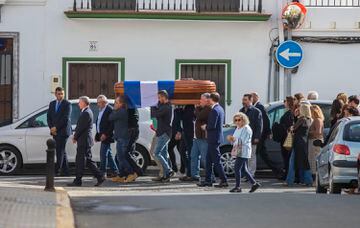 El féretro de Jesús Quintero es trasladado al cementerio de San Juan del Puerto (Huelva) tras la misa funeral. 