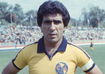 El chileno es considerado como uno de los históricos del conjunto de Coapa, ganando tres títulos de liga. Marcó 88 goles con la camiseta del América, siendo el octavo máximo goleador del cuadro de Coapa, con quien además de ser campeón como jugador, también fue campeón como director técnico.