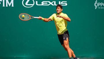 HOUSTON, TX - APRIL 07: Cristian Garin (CHI) hits a return during the US Clay Court Championships Rd2 singles match at River Oaks Country Club on April 7, 2022 in Houston, TX. (Photo by Ken Murray/Icon Sportswire via Getty Images)