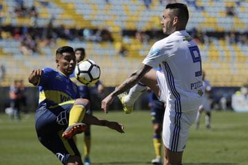El jugador de Universidad de Chile Mauricio Pinilla controla la pelota durante el partido de primera division disputado contra Everton en el Estadio Sausalito de Vina del Mar, Chile.