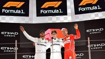 Hamilton, Bottas y Vettel en el podio de Abu Dhabi ya vestido con el nuevo logo de la F1.