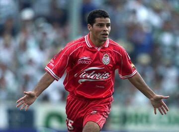 El llamado ‘Tanque’ era de los atacantes más temidos en la Liga MX a principios de la década pasada. El uruguayo hizo 77 goles con Toluca y en total más de 100 goles durante su paso en nuestro balompié.