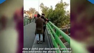Policía convence a mujer de no arrojarse de un puente y la abraza