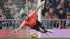 Real Madrid’s goalkeeper from 1999 to 2015, Casillas made 725 appearances for Los Blancos, winning as many as 19 trophies. His reflexes, agility and ability in one-on-one situations made him an icon of the global game and one of the greatest players in th