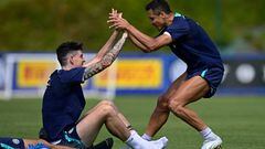 COMO, ITALY - JULY 28: Alessandro Bastoni of FC Internazionale and Alexis Sanchez of FC Internazionale geduring the FC Internazionale training session at the club's training ground Suning Training Center on July 28, 2022 in Como, Italy. (Photo by Mattia Ozbot - Inter/Inter via Getty Images)