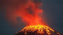 Webcams de México picked up the footage of the intense volcanic activity coming from the Smoking Mountain.