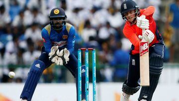 Cricket - Sri Lanka v England- Fourth One-Day International - Pallekele, Sri Lanka - October 20, 2018. England&#039;s Joe Root (R) plays a shot next to Sri Lanka&#039;s wicketkeeper Niroshan Dickwella. REUTERS/Dinuka Liyanawatte